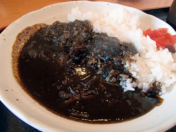 飛騨牛すじ入り黒カレー